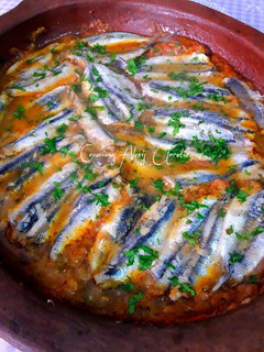 Una foto de Tajine de boquerones en salsa de berenjena asada y tomates
