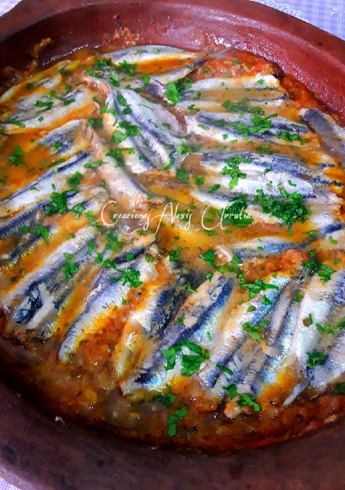 Una foto de Tajine de boquerones en salsa de berenjena asada y tomates