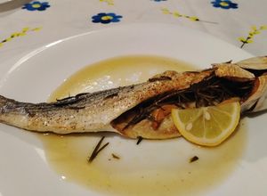 Foto di Cefalo al Forno con Rosmarino, Aglio e Limone