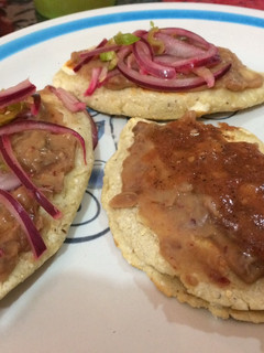 Una foto de Tlacoyos rellenos de quesillo