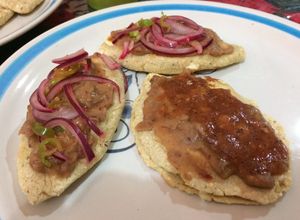 Una foto de Tlacoyos rellenos de quesillo