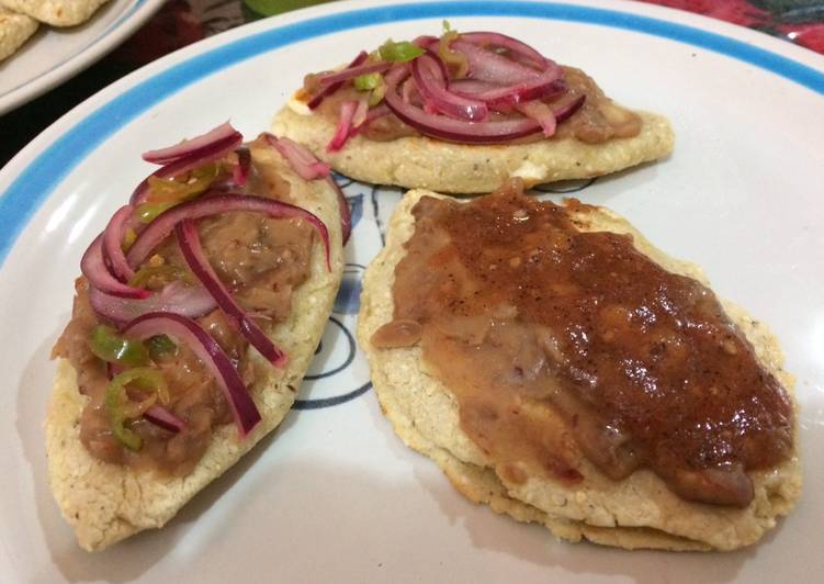 Tlacoyos rellenos de quesillo