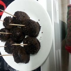 A picture of oreo balls.