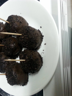 A picture of oreo balls.