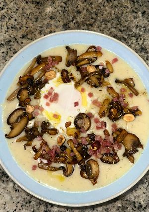 Una foto de Crema de coliflor trufada con huevo poché, setas salteadas y jamón