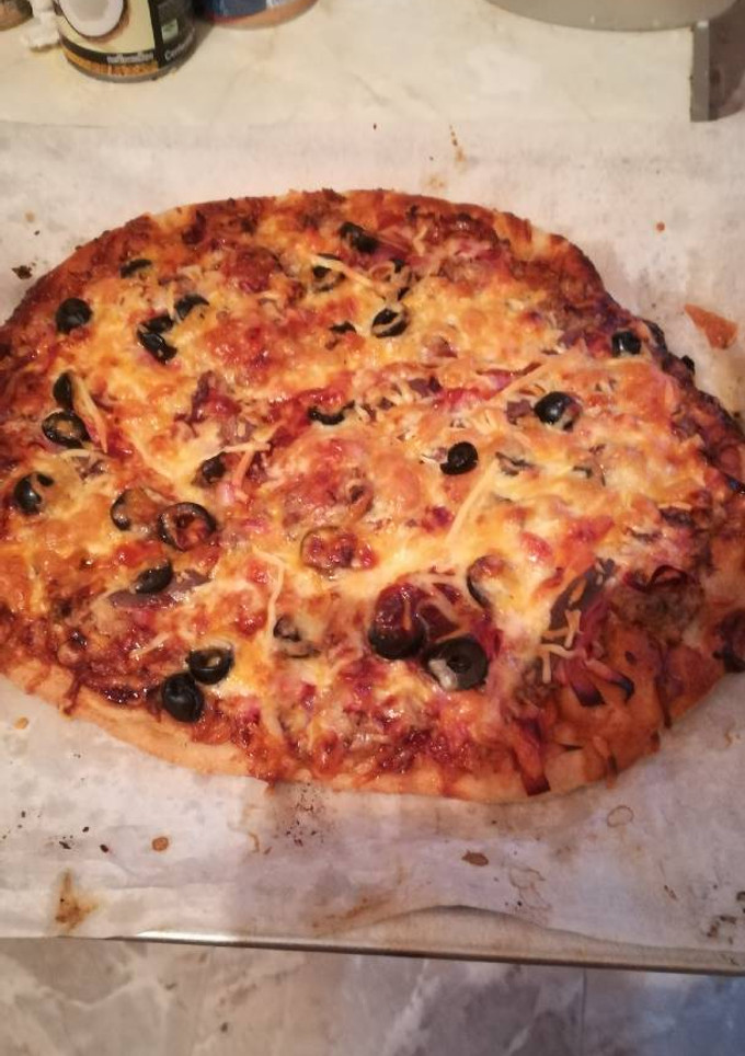 Una foto de Pizza de atún y lomo adobado en la panificadora
