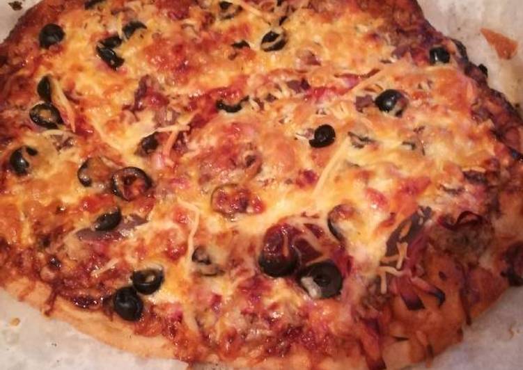 Pizza de atún y lomo adobado en la panificadora