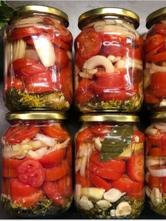 Una foto de Tomates con cebolla. Aperitivo marinado
