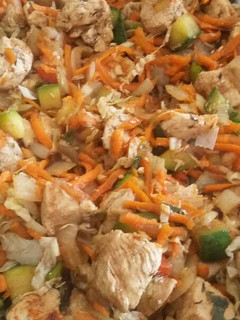 Una foto de Pollo salteado con verduras