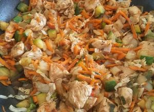 Una foto de Pollo salteado con verduras
