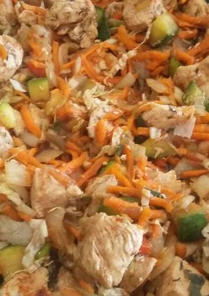 Una foto de Pollo salteado con verduras