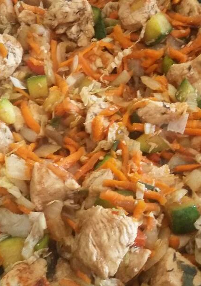 Una foto de Pollo salteado con verduras