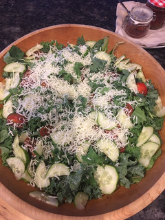 Una foto de 🥗 ENSALADA CÉSAR DE KALE 🥬 CON ADEREZO MUY FÁCIL 🥒🍅🥕🧀
