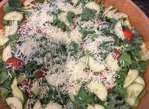 Una foto de 🥗 ENSALADA CÉSAR DE KALE 🥬 CON ADEREZO MUY FÁCIL 🥒🍅🥕🧀
