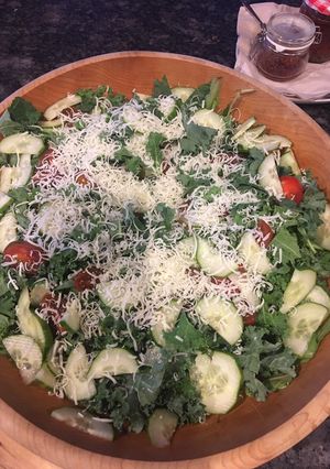 Una foto de 🥗 ENSALADA CÉSAR DE KALE 🥬 CON ADEREZO MUY FÁCIL 🥒🍅🥕🧀