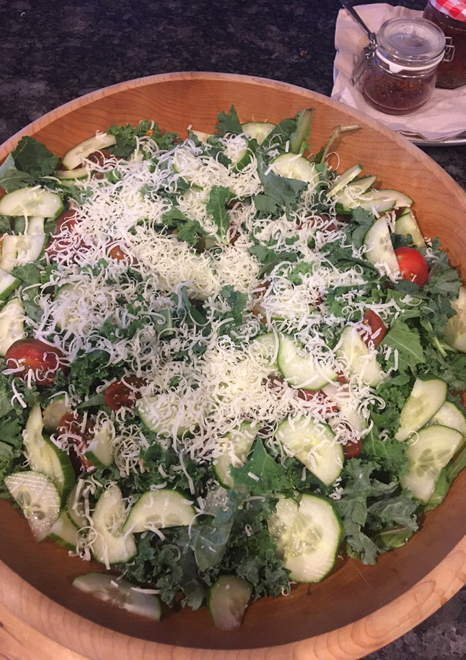 Una foto de 🥗 ENSALADA CÉSAR DE KALE 🥬 CON ADEREZO MUY FÁCIL 🥒🍅🥕🧀