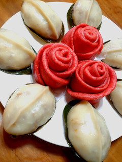 客家菜包&紅麴牛奶玫瑰花饅頭 的食譜成品照片