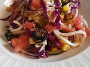 Una foto de ensalada de calabacin y tomate