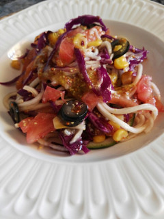 Una foto de Ensalada de lombarda, tomate, calabacín con vinagreta de mostaza