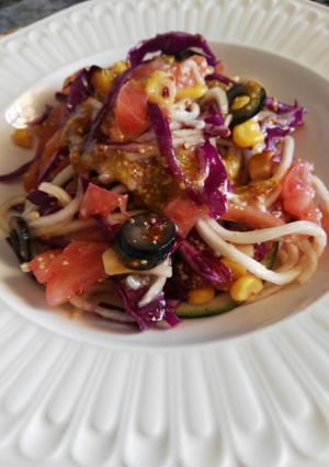 Foto principal de Ensalada de lombarda, tomate, calabacín con vinagreta de mostaza