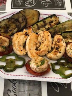 Una foto de Parrillada de verduras y pechuga de pollo