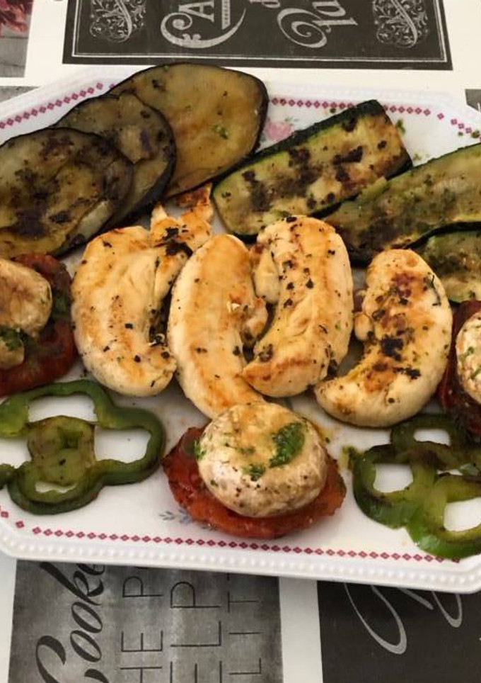 Una foto de Parrillada de verduras y pechuga de pollo