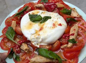 Una foto de Ensalada de Tomate, Burrata y Melva