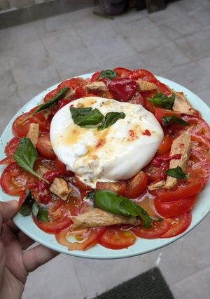 Una foto de Ensalada de Tomate, Burrata y Melva