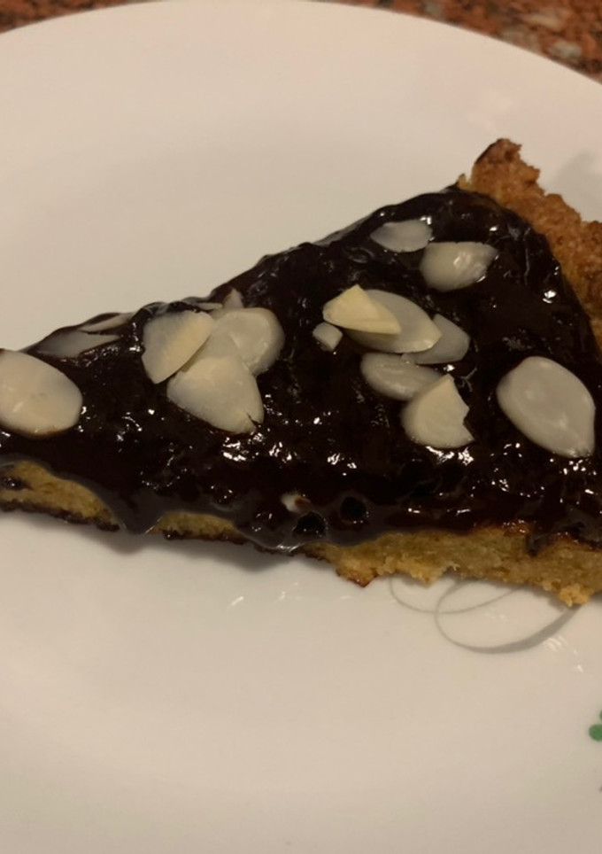 Una foto de TARTA de CHOCOLATE y Maracuyá (sin gluten)
