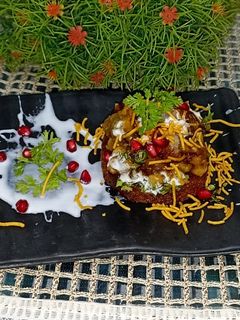 कुरकुरे ब्रेड चाट (Kurkure Bread Chaat recipe in hindi) रेसिपी मुख्य फोटो