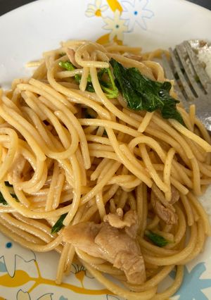 รูปของ สปาเกตตีผัดอกไก่ใส่ใบกะเพรา 3-5 ขวบ