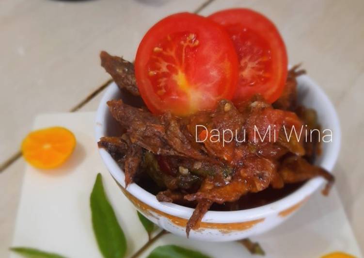 Bagaimana Membuat Ikan goreng tumis daun kari, Lezat Sekali