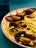 Linguini (o tallarines)   en caldo de mejillones frescos (seis minutos)