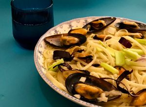 Una foto de Linguini (o tallarines)   en caldo de mejillones frescos (seis minutos)