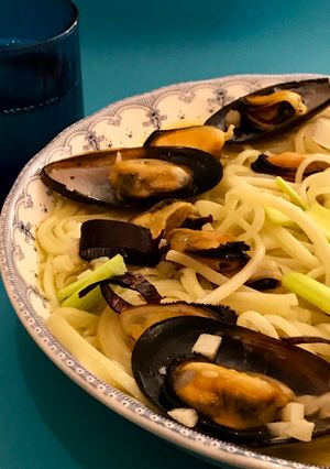 Una foto de Linguini (o tallarines) en caldo de mejillones frescos (seis minutos)
