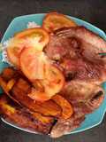 Carne de cerdo frita y tajadas de plátano
