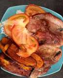 Carne de cerdo frita y tajadas de plátano