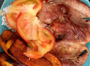 Una foto de Carne de cerdo frita y tajadas de plátano