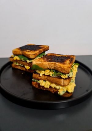 Una foto de Sándwich Huevo y Rúcula 🥪