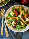Spinacini in insalata con Prugne grigliate Cipollotti caramellati e Feta