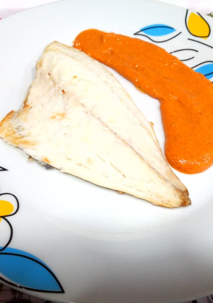 Una foto de Dorada al horno con salsa romesco