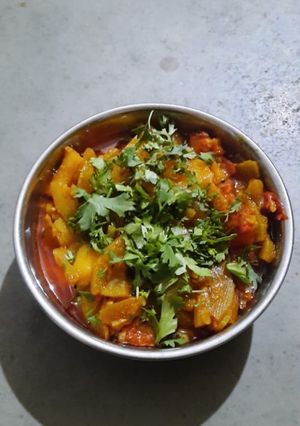 દૂધી બટાકા ટામેટા નું શાક(Dudhi bataka tomato sabji recipe in Gujarati) રેસીપી મુખ્ય ફોટો