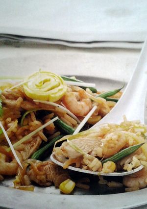 A picture of Arroz frito a tailandesa.