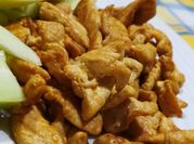 Una foto di straccetti di petto di pollo