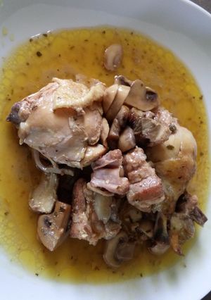 Foto principal de Pollo y costilla de cerdo en salsa de adobo