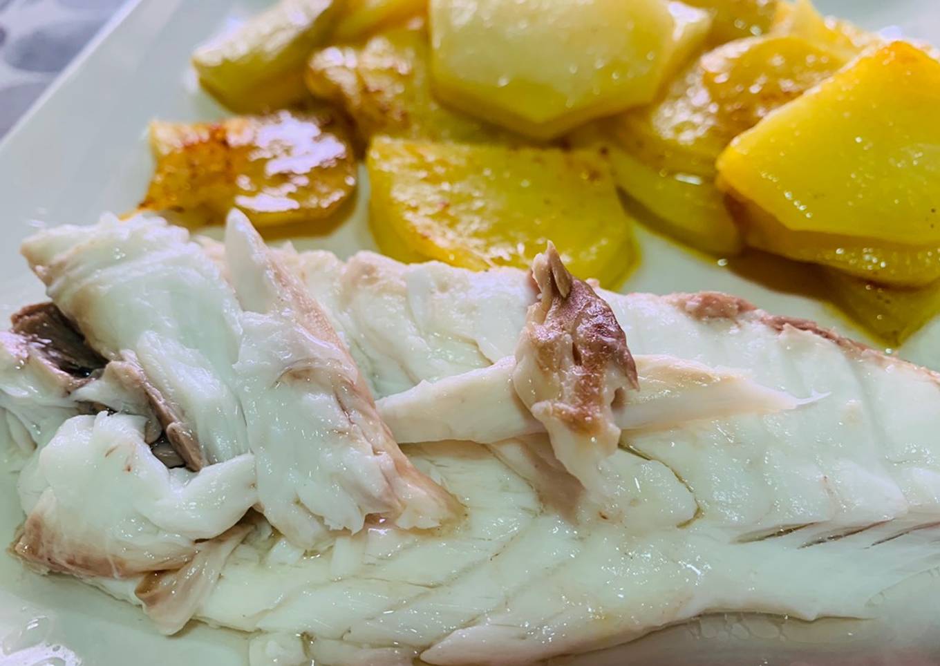 Lubina al horno con patatas al piment贸n 馃馃馃悷