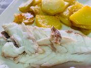 Una foto de lubina horno con pimentón