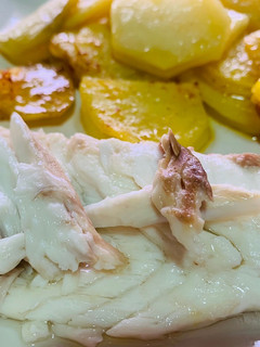 Una foto de Lubina al horno con patatas al pimentón 🥔🥔🐟