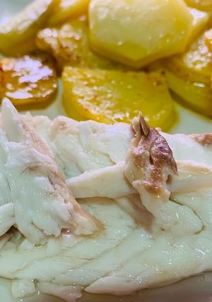 Una foto de Lubina al horno con patatas al pimentón 🥔🥔🐟