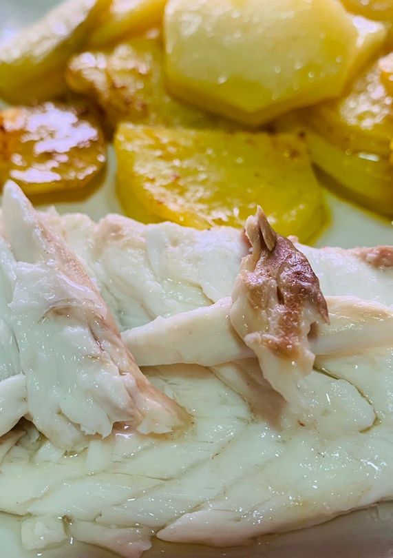 Una foto de Lubina al horno con patatas al pimentón 🥔🥔🐟